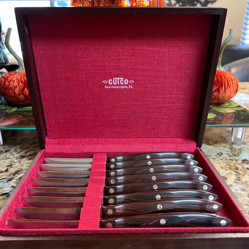 RARE!! Full Set (8) of Cutco Traditional Steak/Table Knives and Storage box